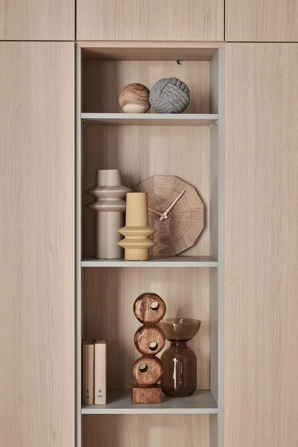 Półka z drewnianymi i ceramicznymi ozdobami